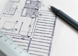 Foto eines Grundrissplans mit Stift und Lineal.