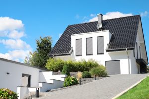 Referenzbild eines fertiggestellten Satteldachhauses.