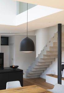 Referenzbild, das einen Essbereichs, sowie eine Betontreppe im Hintergrund zeigt.