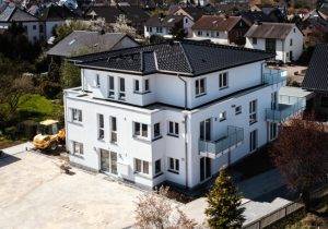 Bild, das ein fertiggestelltes Mehrfamilienhaus in Bielefeld-Heepen zeigt.