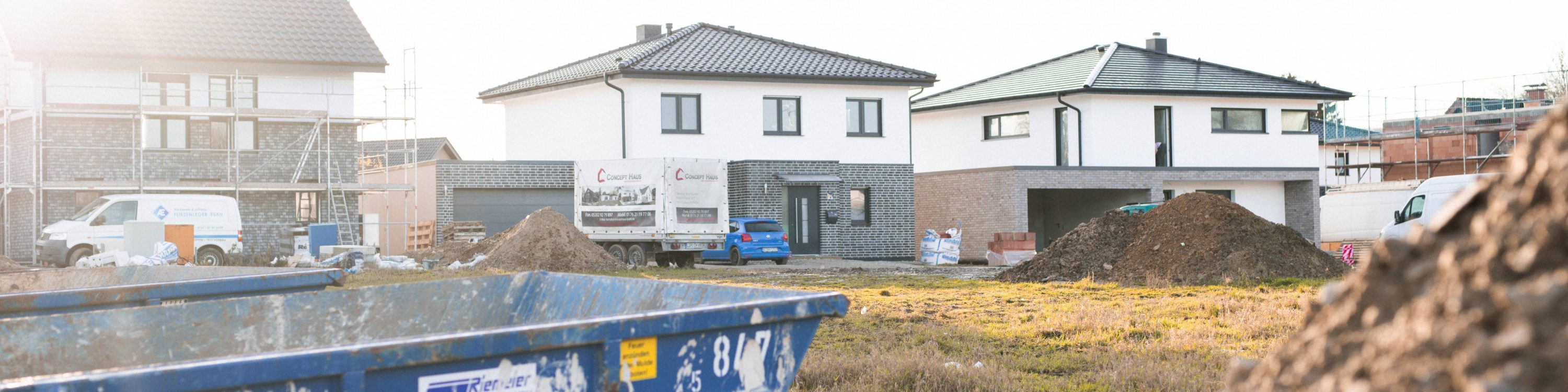 Bild, das 3 Häuser im Baugebiet Milser-Heide in Leopoldshöhe-Asemissen zeigt.